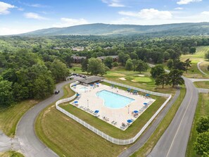 Pool - Game Room, FirePit, Screened Porch & Golf Views (Hedgesville)