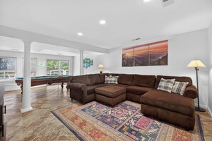 TV, fireplace - Game Room, FirePit, Screened Porch & Golf Views (Hedgesville)