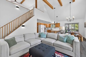 TV, fireplace - Game Room, FirePit, Screened Porch & Golf Views (Hedgesville)
