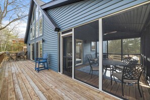 Outdoor dining - Game Room, FirePit, Screened Porch & Golf Views (Hedgesville)