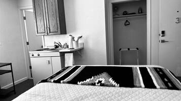 Iron/ironing board, WiFi, bed sheets