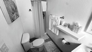 Shower, hair dryer, towels, soap - Charming 10-bedroom bed & breakfast in peaceful Cloudcroft (Cloudcroft)