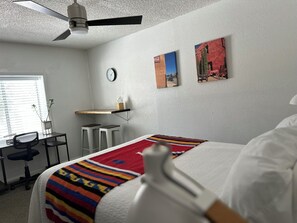 Tabla de planchar con plancha, wifi y ropa de cama