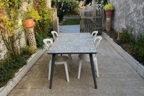Outdoor dining - La Maison du Bonheur - Your haven of peace with pool and garden (Le Gué-de-Velluire)