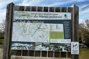 Willkommensschild für den Parc Naturel Régional du Marais Poitevin, mit einer Karte und Informationen über Le Gué-de-Velluire.