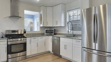 Køleskab, mikrobølgeovn, ovn, kogeplade