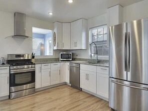 Køleskab, mikrobølgeovn, ovn, kogeplade