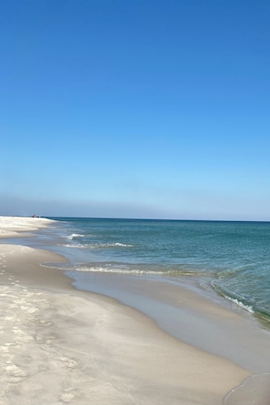 Beach - NEW LISTING~FUN~SUN~SAND~BEAUTIFUL DIRECT BEACHFRONT~NEW RESORT AMENITIES (Orange Beach)