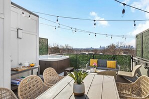 Outdoor dining - Hot Tub Hang Grill Parking  Views of Downtown (Nashville)