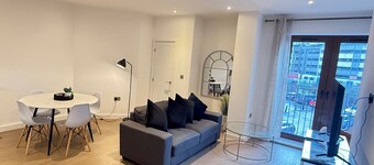 Modern Apartment by St Albans City Station