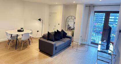 Modern Apartment by St Albans City Station
