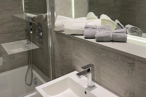 Ducha, secador de pelo y toallas