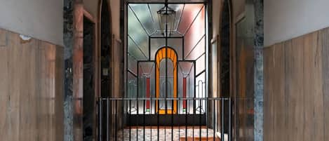 المنشأة من الداخل