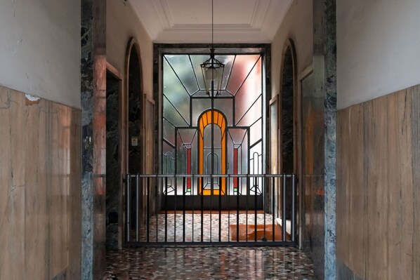 المنشأة من الداخل