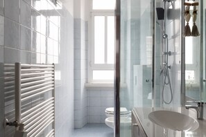 Shower, bidet - Bright three-room apartment High floor near the Arch of Peace (Milano)