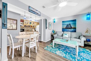 Appartement, 1 queensize bed met slaapbank (Endless Summer E10- Sunset Shack) | Woonruimte