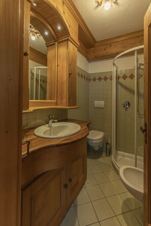 Shower, hair dryer, bidet, towels - Casa Col 3, a charming two-room apartment (Cortina d´Ampezzo)
