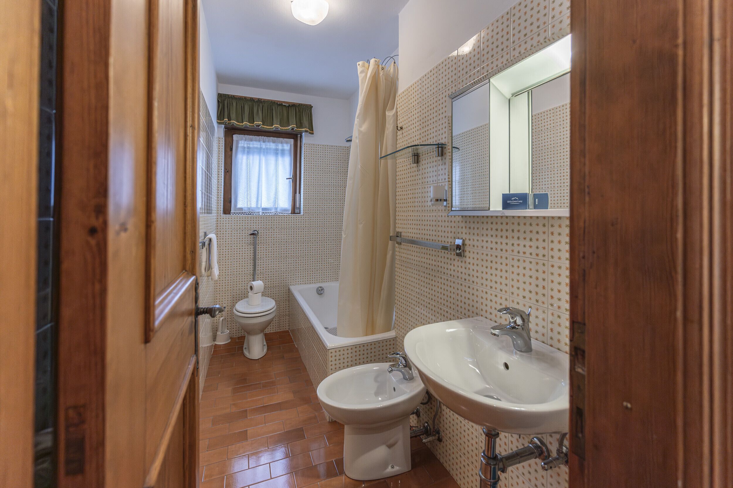 Un bagno con WC, bidet, vasca e due lavandini.