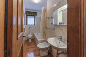 Shower, hair dryer, bidet, towels - Casa Coccola, panoramic and surrounded by nature (Cortina d´Ampezzo)
