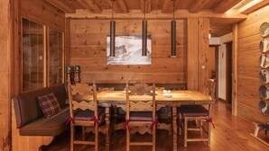 A wooden dining room with a wooden table, six chairs, and a bench. - Casa Merisanda, comfortable and surrounded by Natur (Cortina d´Ampezzo)