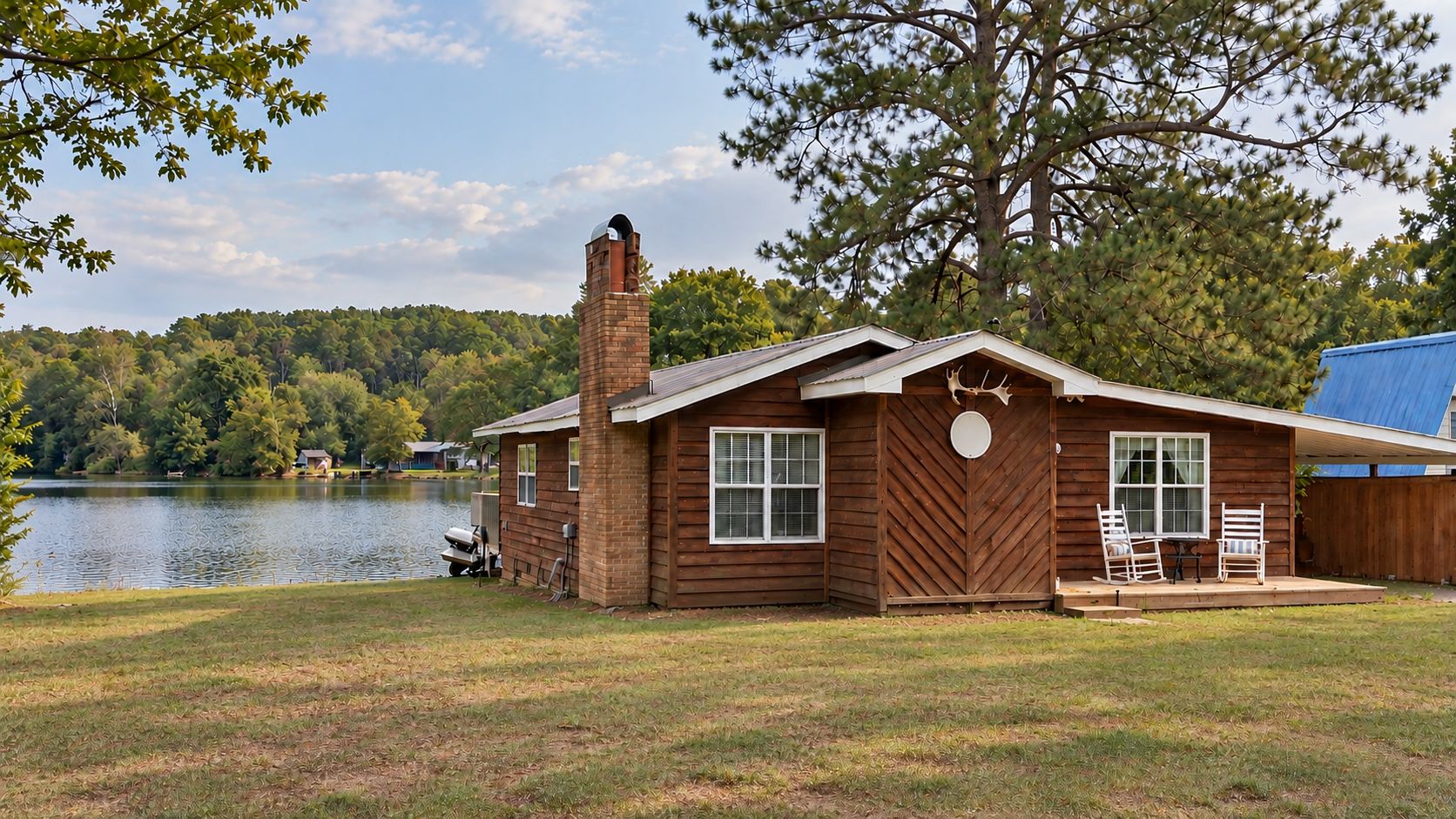 offsite  
Bass boat fishing available. Peaceful excape, with other bnbs nearby. 