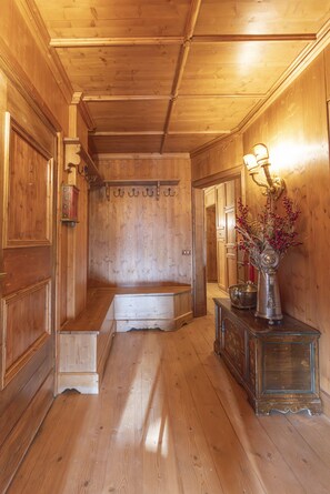 Interior - Casa Verzi: convenience and comfort in the heart of the city. (Cortina d´Ampezzo)