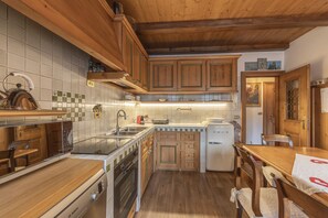 Fridge, microwave, oven, dishwasher - Casa Varentin, right in the center of Cortina (Cortina d´Ampezzo)