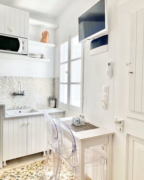 Fridge, microwave, oven, stovetop - CABARNUS HOUSE IN PAROIKIA, PAROS! (Paros)
