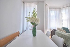 Dining - Modern 5-bed Home in Maida Vale (London)