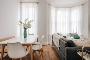 TV - Modern 5-bed Home in Maida Vale (London)