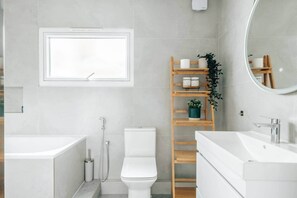 Douche, sèche-cheveux, serviettes fournies, savon