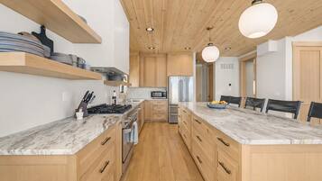 Een microgolfoven, een oven, een kookplaat, een vaatwasser