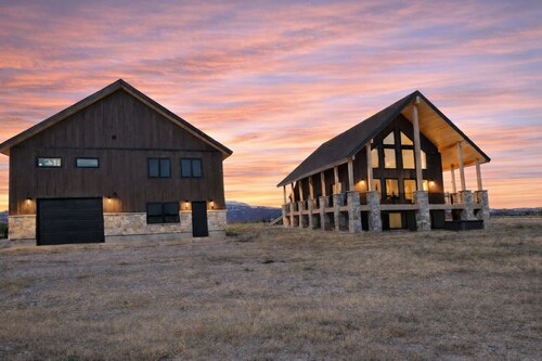 Beach Meadow Lodge, 30min to Yellowstone, HotTub, Pickleball, Helipad, BoatDock