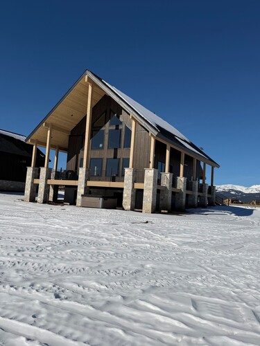 Beach Meadow Lodge, 30min to Yellowstone, HotTub, Pickleball, Helipad, BoatDock