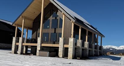 Beach Meadow Lodge, 30min to Yellowstone, HotTub, Pickleball, Helipad, BoatDock