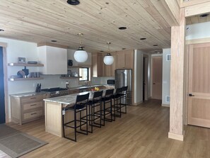 Microwave, oven, stovetop, dishwasher - Beach Meadow Lodge, 30min to Yellowstone, HotTub, Pickleball, Helipad, BoatDock (Island Park)