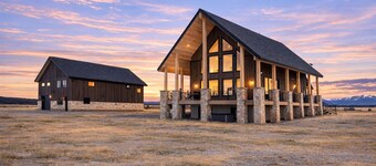 Beach Meadow Lodge, 30min to Yellowstone, HotTub, Pickleball, Helipad, BoatDock