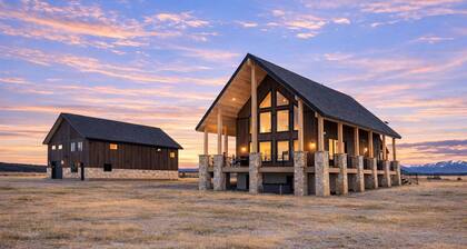 Beach Meadow Lodge, 30min to Yellowstone, HotTub, Pickleball, Helipad, BoatDock