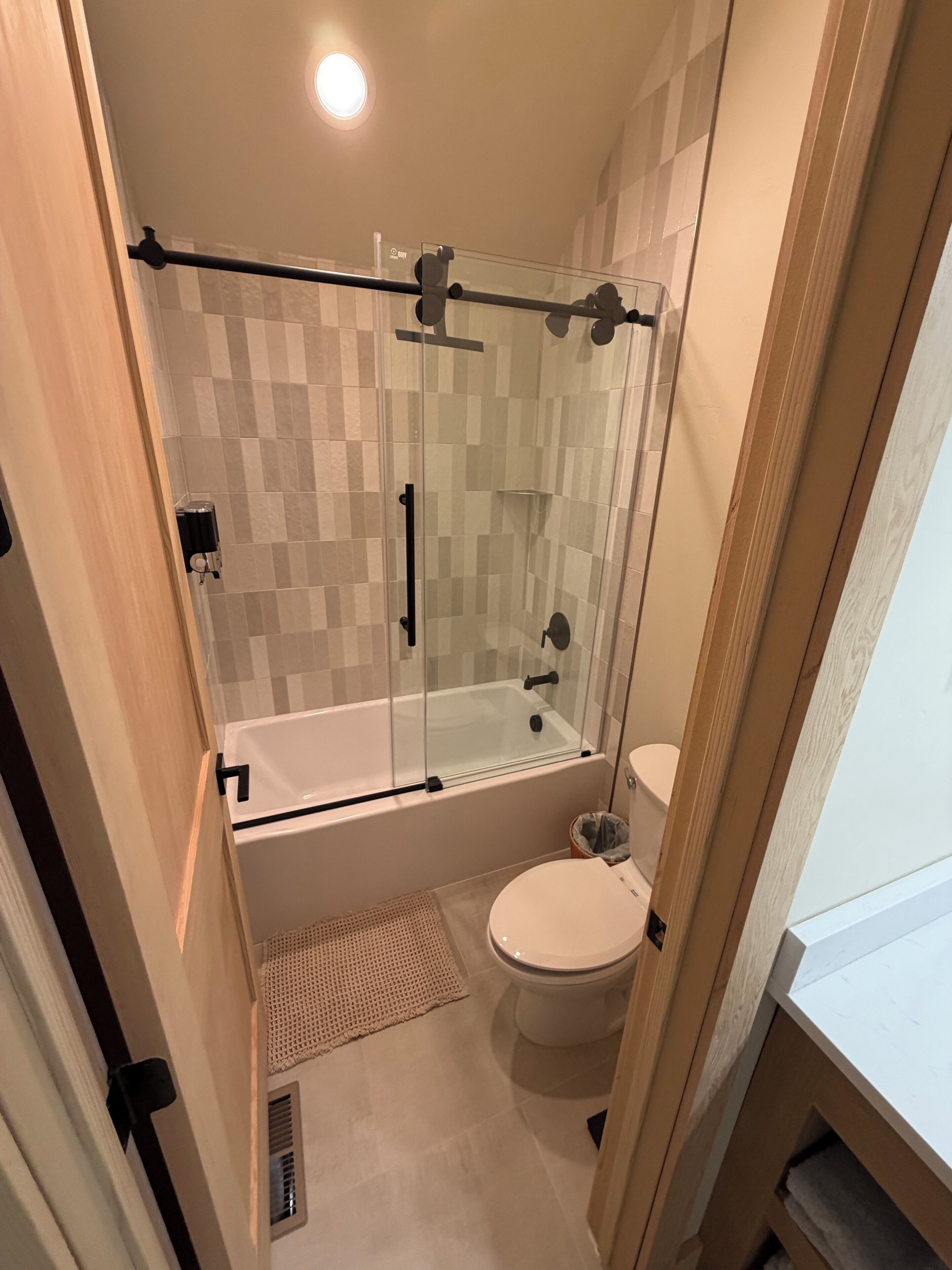 Dusch, hårtork, handdukar och tvål