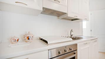 Fridge, dishwasher, cookware/dishes/utensils