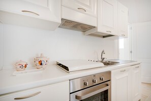 Fridge, dishwasher, cookware/dishes/utensils - 'Corner House Polignano A Mare' Apartment with Air Conditioning (Polignano a Mare)