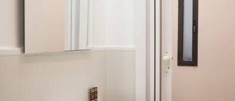 Un baño con un lavabo blanco, un espejo y un inodoro.