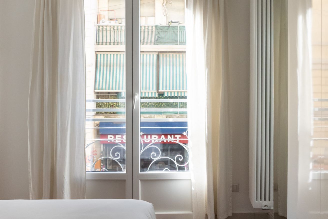 2 habitaciones y tabla de planchar con plancha 