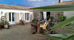 Outdoor dining - Bed and Breakfast 'Chambres D'hôtes La Marouette 4' with Shared Terrace and Wi-Fi (Hiers-Brouage)