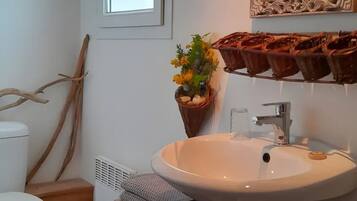 Een douche, handdoeken