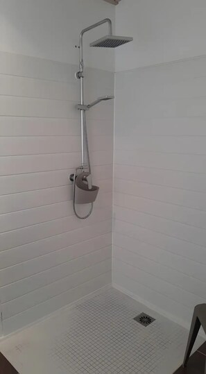 Shower, towels - Bed and Breakfast 'Chambres D'hôtes La Marouette 1' with Shared Terrace and Wi-Fi (Hiers-Brouage)