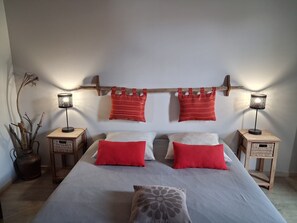WiFi, bed sheets - Bed and Breakfast 'Chambres D'hôtes La Marouette 1' with Shared Terrace and Wi-Fi (Hiers-Brouage)