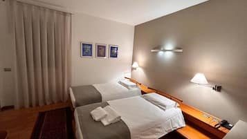 Verdunkelungsvorhänge, schallisolierte Zimmer, Bügeleisen/Bügelbrett