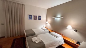 Blackout drapes, soundproofing, iron/ironing board, free WiFi - HOTEL CENTRALE RESANA (Resana)