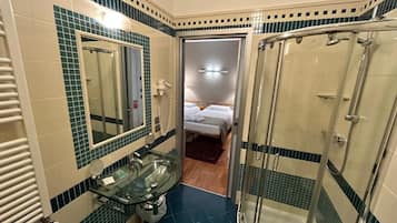 Doppia Deluxe uso singolo, vista città | Bagno | Set di cortesia gratuito, pantofole, sapone, shampoo